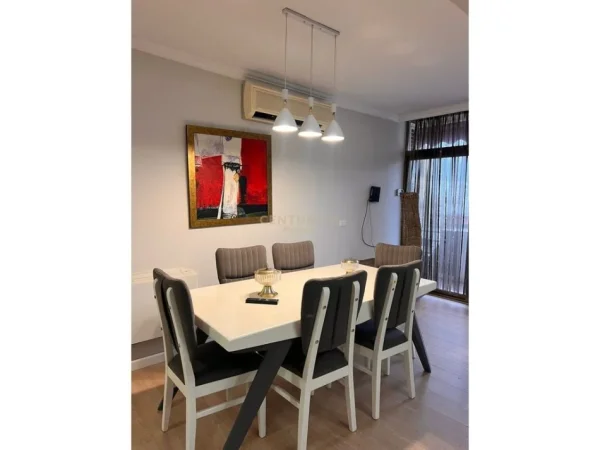Tirane, jap me qera apartament 3+1+Ballkon Kati 6, 126 m² 1.100 € (Sheshi Skenderbej)