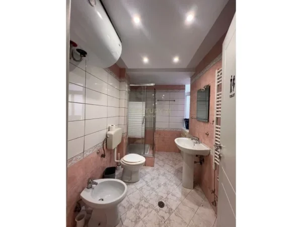 Tirane, jap me qera apartament 3+1+Ballkon Kati 6, 126 m² 1.100 € (Sheshi Skenderbej)