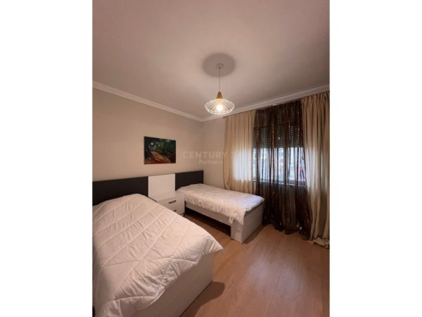 Tirane, jap me qera apartament 3+1+Ballkon Kati 6, 126 m² 1.100 € (Sheshi Skenderbej)
