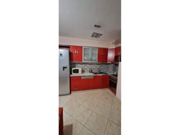 Tirane, jepet me qera apartament 2+1 Kati 3, 100 m² 700 € (Report Tv)