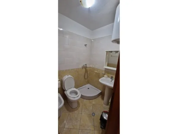 Tirane, jepet me qera apartament 2+1 Kati 3, 100 m² 700 € (Report Tv)