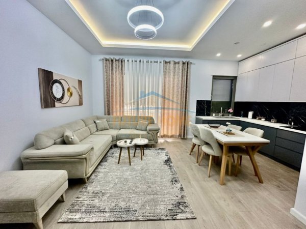 Tirane, jepet me qera apartament 2+1+Ballkon Kati 1, 114 m² 1.300 € (Kompleksi Delijorgji)