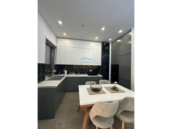 Tirane, jepet me qera apartament 2+1+Ballkon Kati 1, 114 m² 1.300 € (Kompleksi Delijorgji)
