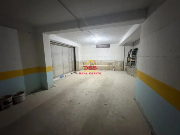 Vlore, shitet garazh | post parkimi Kati -1, 60 m² (Rruga Gjergj Arianiti)