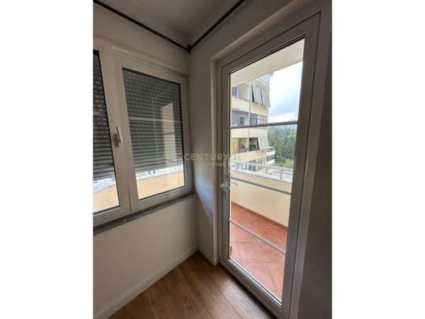 Tirane, jap me qera ambjent biznesi Kati 2, 113 m² 1.000 € (Komuna e Parisit)
