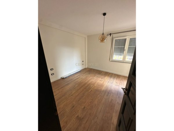Tirane, jap me qera ambjent biznesi Kati 2, 113 m² 1.000 € (Komuna e Parisit)