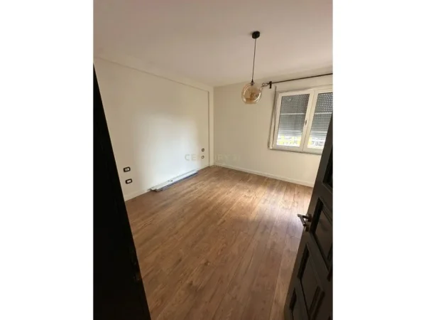 Tirane, jap me qera ambjent biznesi Kati 2, 113 m² 1.000 € (Komuna e Parisit)