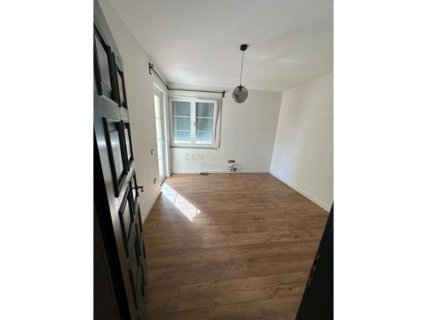 Tirane, jap me qera ambjent biznesi Kati 2, 113 m² 1.000 € (Komuna e Parisit)