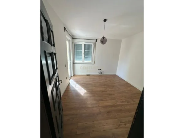 Tirane, jap me qera ambjent biznesi Kati 2, 113 m² 1.000 € (Komuna e Parisit)