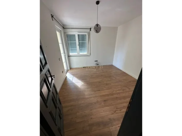 Tirane, jap me qera ambjent biznesi Kati 2, 113 m² 1.000 € (Komuna e Parisit)