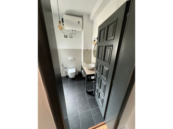 Tirane, jap me qera ambjent biznesi Kati 2, 113 m² 1.000 € (Komuna e Parisit)