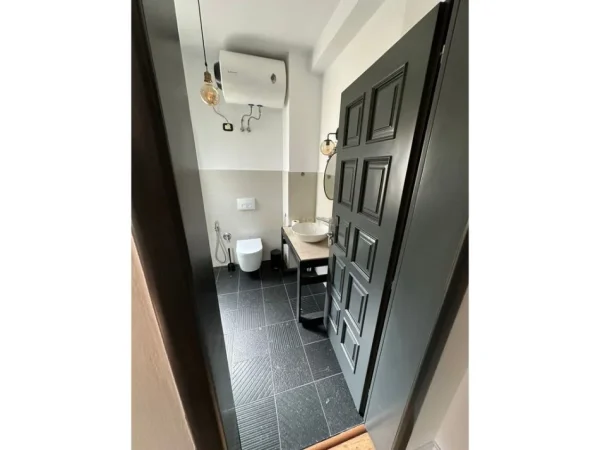 Tirane, jap me qera ambjent biznesi Kati 2, 113 m² 1.000 € (Komuna e Parisit)