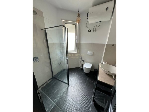 Tirane, jap me qera ambjent biznesi Kati 2, 113 m² 1.000 € (Komuna e Parisit)