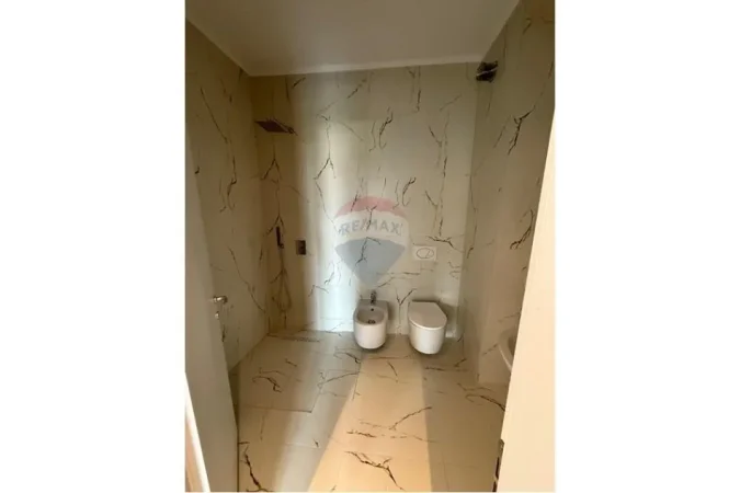 Tirane, shitet apartament 1+1+Ballkon Kati 1, 129 m² 235.000 € (Ish Fusha e Aviacionit)