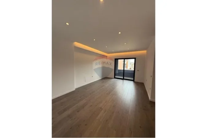 Tirane, shitet apartament 1+1+Ballkon Kati 1, 129 m² 235.000 € (Ish Fusha e Aviacionit)