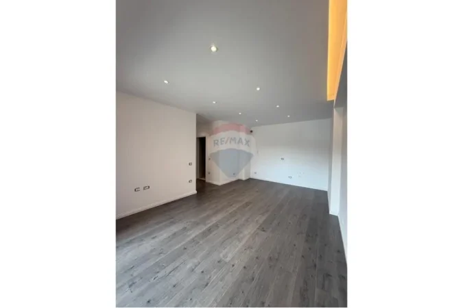 Tirane, shitet apartament 1+1+Ballkon Kati 1, 129 m² 235.000 € (Ish Fusha e Aviacionit)