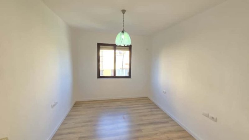 Tirane, shes apartament 2+1+Ballkon Kati 5, 81 m² 165.000 € (Ish Fusha e Aviacionit)