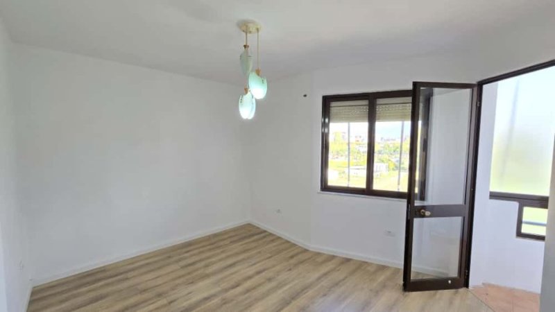 Tirane, shes apartament 2+1+Ballkon Kati 5, 81 m² 165.000 € (Ish Fusha e Aviacionit)