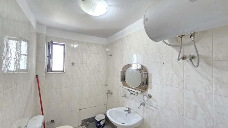 Tirane, shes apartament 2+1+Ballkon Kati 5, 81 m² 165.000 € (Ish Fusha e Aviacionit)