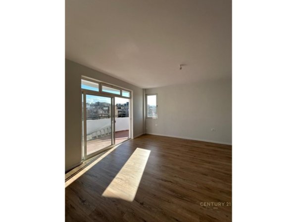 Tirane, jepet me qera ambjent biznesi Kati 4, 125 m² 900 € (Rruga Fortuzi)