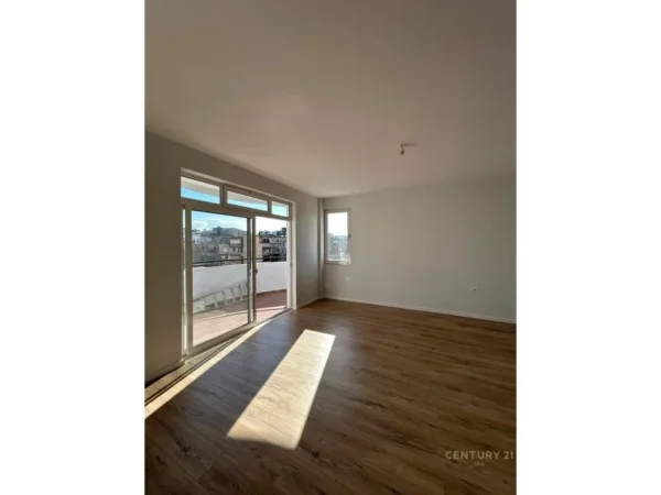 Tirane, jepet me qera ambjent biznesi Kati 4, 125 m² 900 € (Rruga Fortuzi)