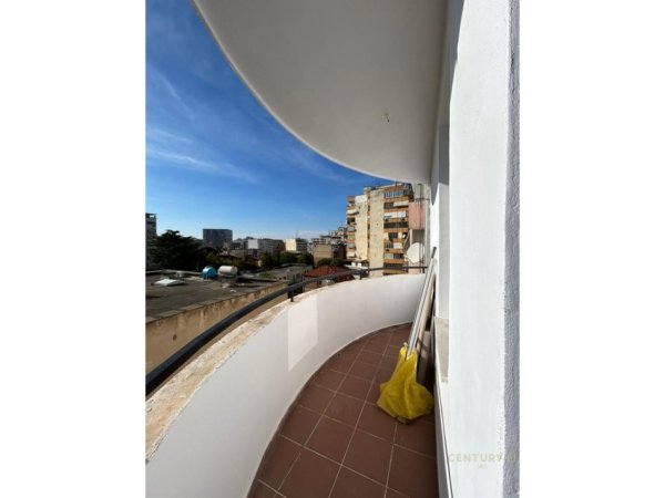 Tirane, jepet me qera ambjent biznesi Kati 4, 125 m² 900 € (Rruga Fortuzi)