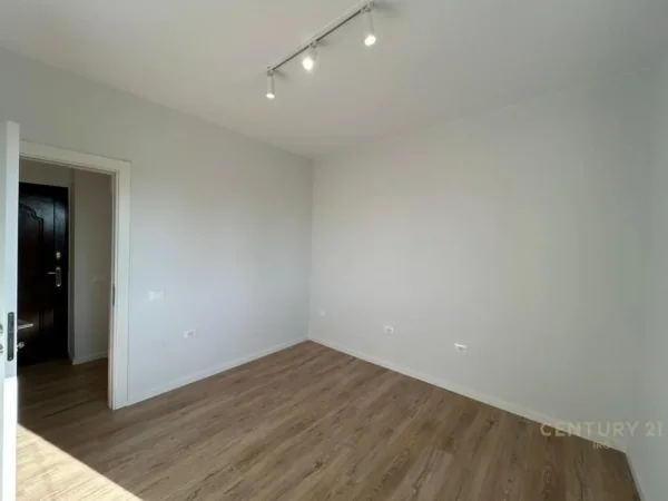 Tirane, jepet me qera ambjent biznesi Kati 4, 125 m² 900 € (Rruga Fortuzi)