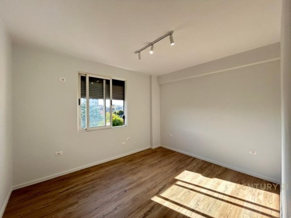 Tirane, jepet me qera ambjent biznesi Kati 4, 125 m² 900 € (Rruga Fortuzi)