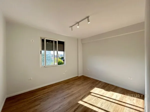 Tirane, jepet me qera ambjent biznesi Kati 4, 125 m² 900 € (Rruga Fortuzi)