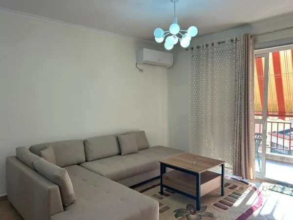 Tirane, jepet me qera apartament 2+1+Ballkon Kati 3, 120 m² 950 € (Rruga e Kavajes)