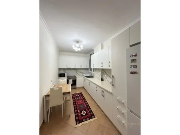 Tirane, jepet me qera apartament 2+1+Ballkon Kati 3, 120 m² 950 € (Rruga e Kavajes)