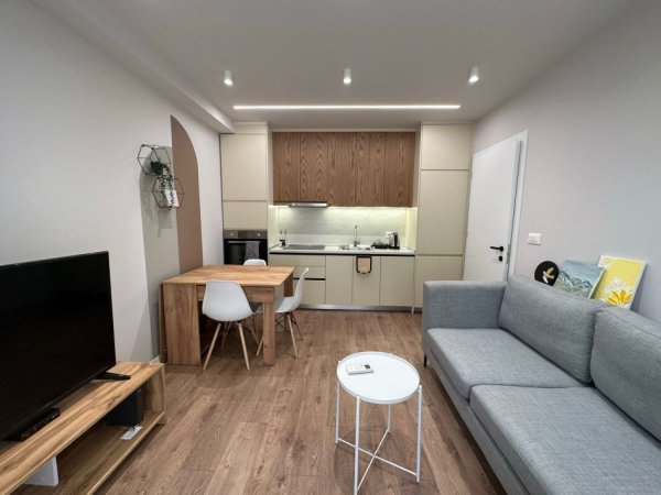 Tirane, jepet me qera apartament 1+1 Kati 3, 50 m² 500 € (Prane Harry Fultz.)