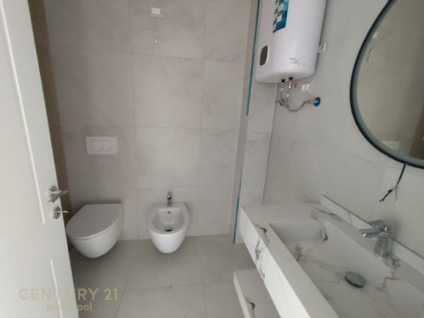 Tirane, jepet me qera ambjent biznesi Kati 3, 131 m² 1.800 € (Lake View)