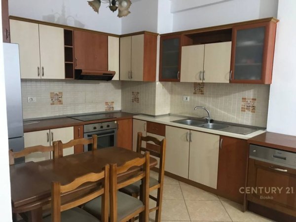 Tirane, jepet me qera apartament 3+1 Kati 8, 100 m² 800 € (Rruga Don Bosko)