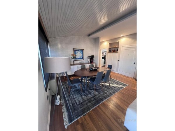 Tirane, jepet me qera apartament 3+1 Kati 5, 2.100 m² 2.500 € (Qender)