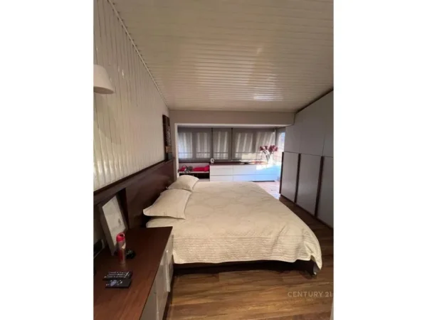 Tirane, jepet me qera apartament 3+1 Kati 5, 2.100 m² 2.500 € (Qender)