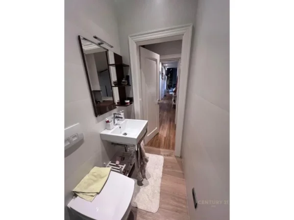 Tirane, jepet me qera apartament 3+1 Kati 5, 2.100 m² 2.500 € (Qender)