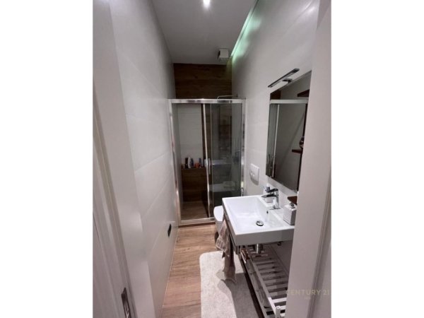 Tirane, jepet me qera apartament 3+1 Kati 5, 2.100 m² 2.500 € (Qender)