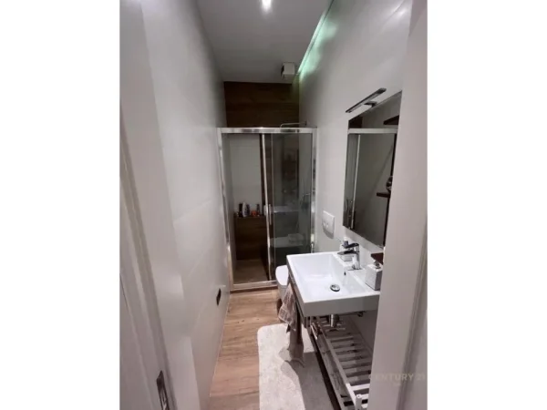 Tirane, jepet me qera apartament 3+1 Kati 5, 2.100 m² 2.500 € (Qender)