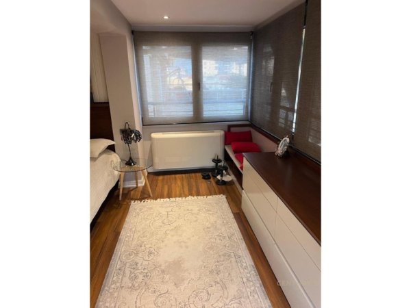 Tirane, jepet me qera apartament 3+1 Kati 5, 2.100 m² 2.500 € (Qender)