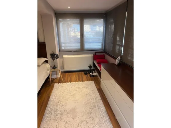 Tirane, jepet me qera apartament 3+1 Kati 5, 2.100 m² 2.500 € (Qender)
