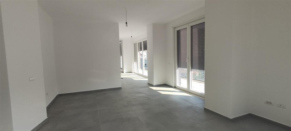 Tirane, jepet me qera zyre , 220 m² 2.500 € (RRUGA E DIBRES)