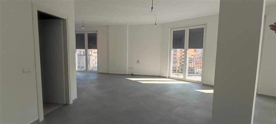 Tirane, jepet me qera zyre , 220 m² 2.500 € (RRUGA E DIBRES)