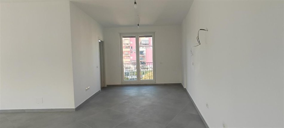Tirane, jepet me qera zyre , 220 m² 2.500 € (RRUGA E DIBRES)
