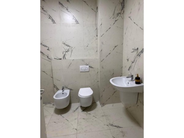 Tirane, jepet me qera apartament 2+1 Kati 2, 107 m² 650 € (Oasis Rezidence)