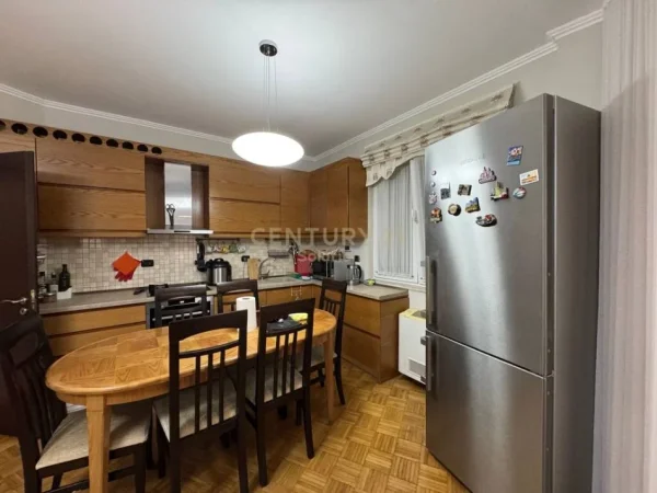 Tirane, jepet me qera apartament 2+1 Kati 7, 108 m² 1.000 € (Sheshi Wilson)