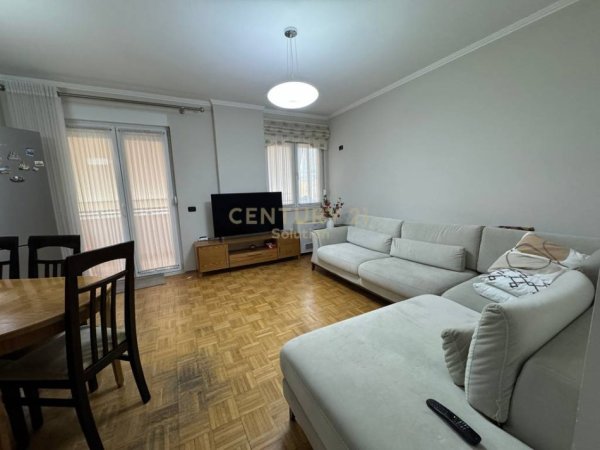 Tirane, jepet me qera apartament 2+1 Kati 7, 108 m² 1.000 € (Sheshi Wilson)