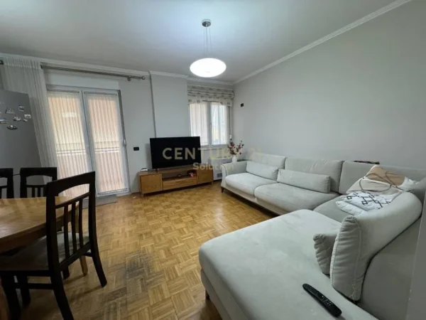 Tirane, jepet me qera apartament 2+1 Kati 7, 108 m² 1.000 € (Sheshi Wilson)