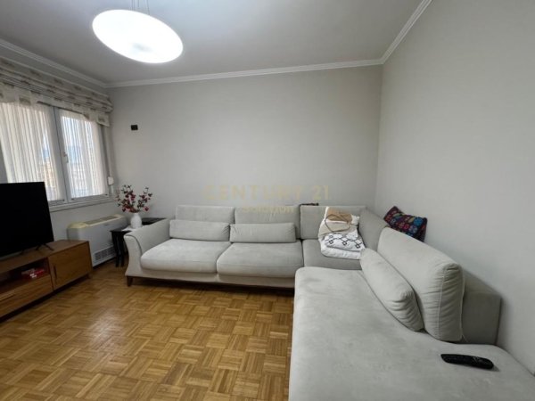 Tirane, jepet me qera apartament 2+1 Kati 7, 108 m² 1.000 € (Sheshi Wilson)