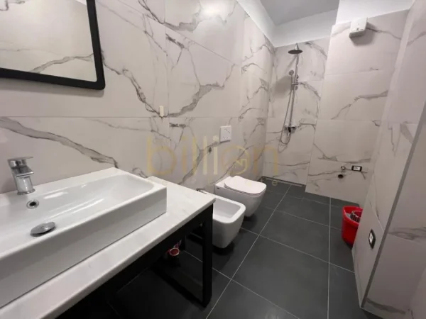 Tirane, jepet me qera , 113 m² 1.000 € (Komuna Parisit)